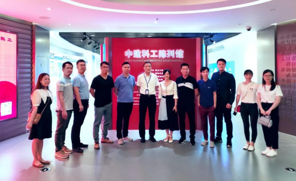 巖星專題 | 廣東工業(yè)設(shè)計城領(lǐng)導(dǎo)蒞臨深圳參觀深圳優(yōu)秀企業(yè)博物館插圖 廣東工業(yè)設(shè)計城領(lǐng)導(dǎo)、深圳中國鋼結(jié)構(gòu)博物館館長、巖星領(lǐng)導(dǎo)合照